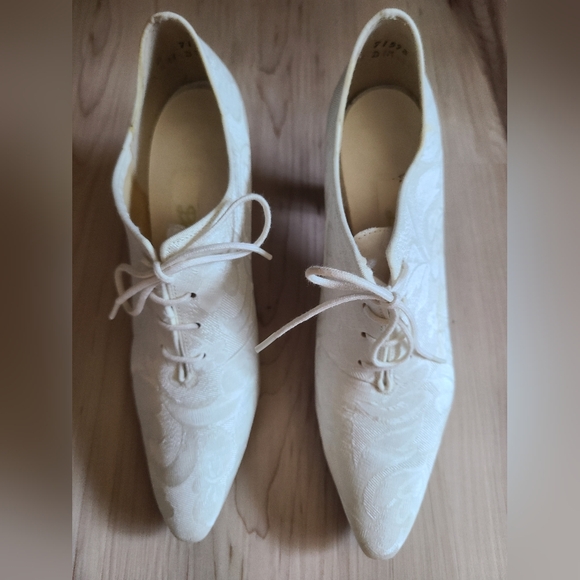 Womens size 7B victorian style wedding shoes - Picture 1 of 4